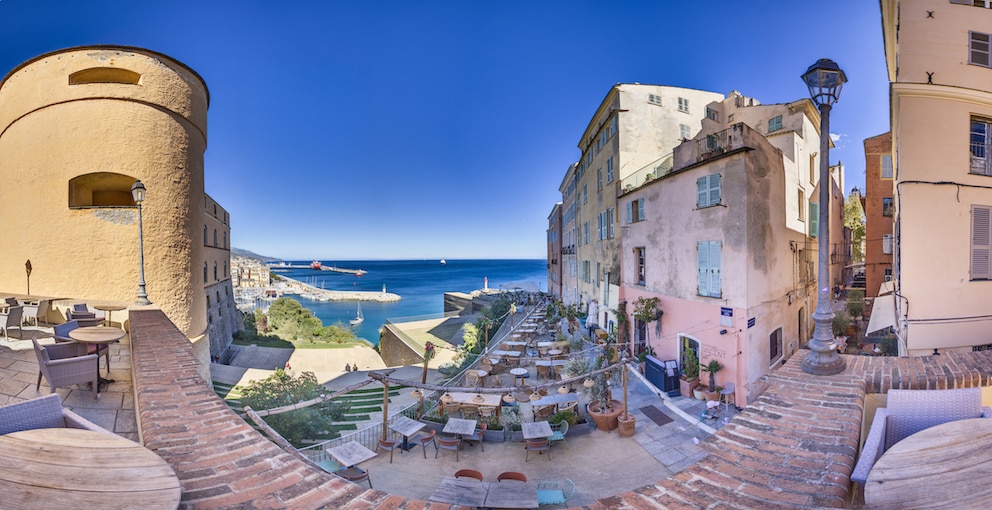 Ein Restaurant mit Meerblick in der schönen Altstadt von Saint-Florent