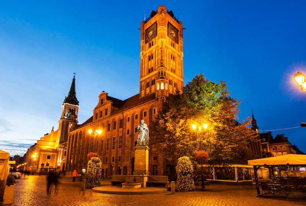 The Copernicus monument on Toruń's marketplace