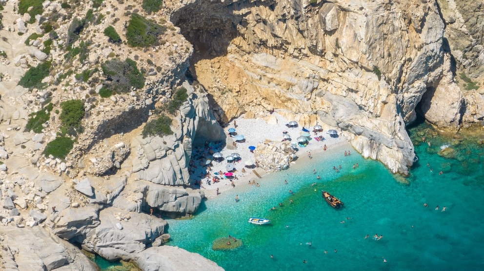 Der traumhafte Seychelles Beach auf Ikaria überzeugt mit seinem türkisfarbenen Wasser