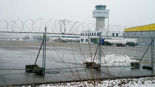 Der Kassel Airport ist ein Verkehrsflughafen in Calden im Landkreis Kassel in Hessen. Flüge starten hier allerdings nur wenige.