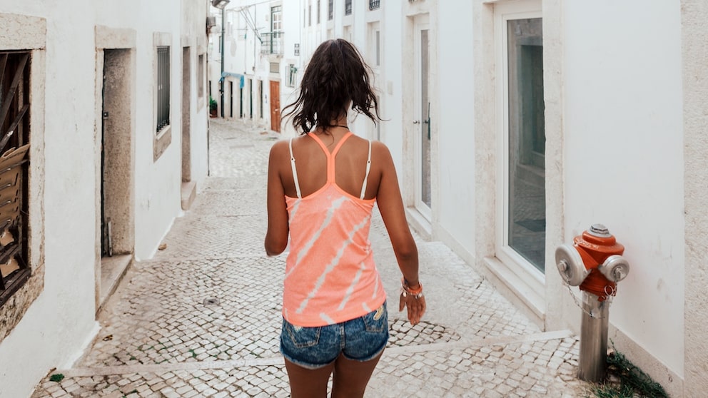 Bademode als Straßenkleidung? Das ist Portugal keine gute Idee – wie unsere Liste an Regeln in beliebten Urlaubsländern 2025 zeigt