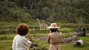 Zwei Frauen fotografieren Giraffen