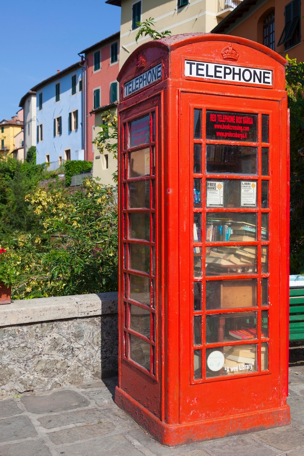 Rote Telefonzelle in Barga