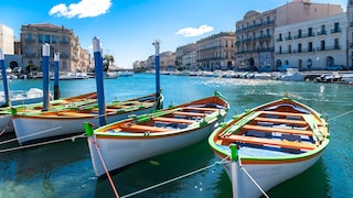Drei Boote im Wasser in Sète