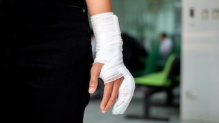 Mann kurz vorm Fliegen mit Gips