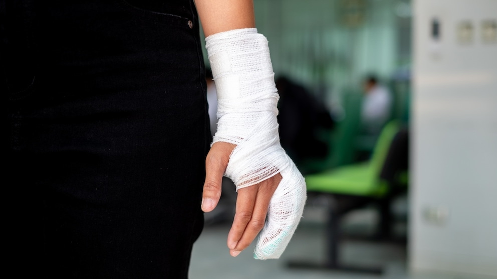 Mann kurz vorm Fliegen mit Gips