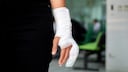 Mann kurz vorm Fliegen mit Gips