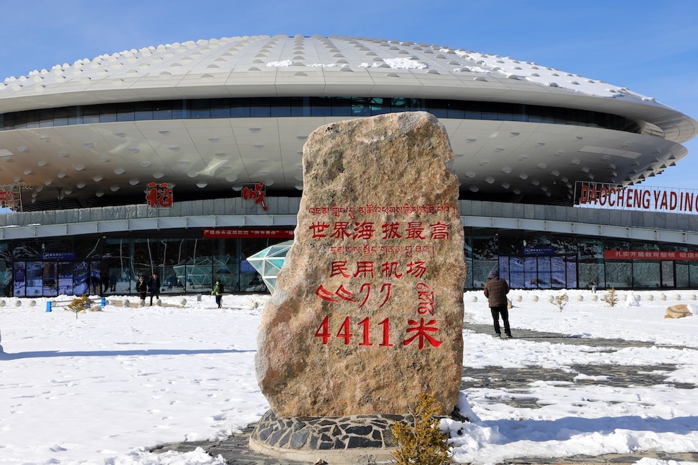 Das Geb&auml;ude des Daocheng Yading Airports erinnert ein wenig an ein Ufo