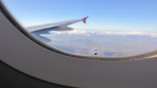Die Fensterplätze sind die begehrtesten im Flieger. Aber was hat es mit dem kleinen Loch auf sich, das in jedem Flugzeugfenster zu finden ist?