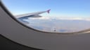 Die Fensterpl&auml;tze sind die begehrtesten im Flieger. Aber was hat es mit dem kleinen Loch auf sich, das in jedem Flugzeugfenster zu finden ist?