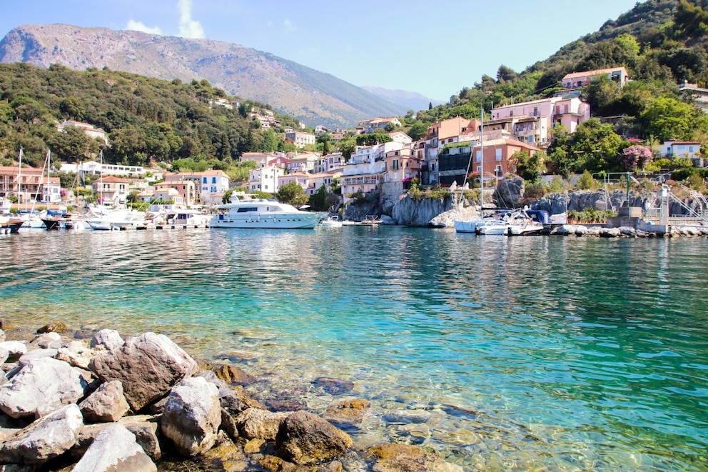In Maratea kann man dank kleiner Buchten und kristallklarem Wasser Badeurlaub machen