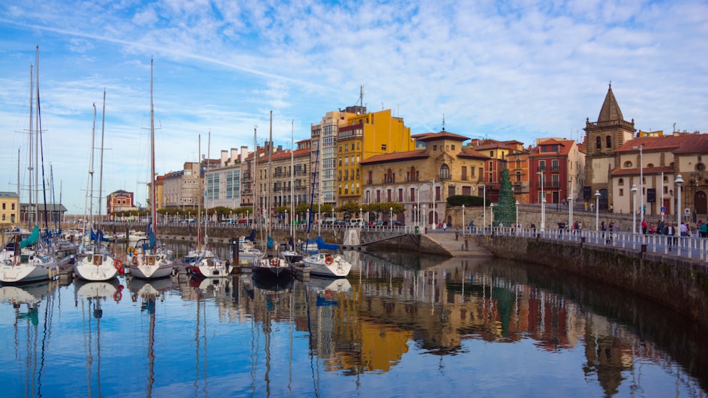 Hafen in Gijón mit Wasser