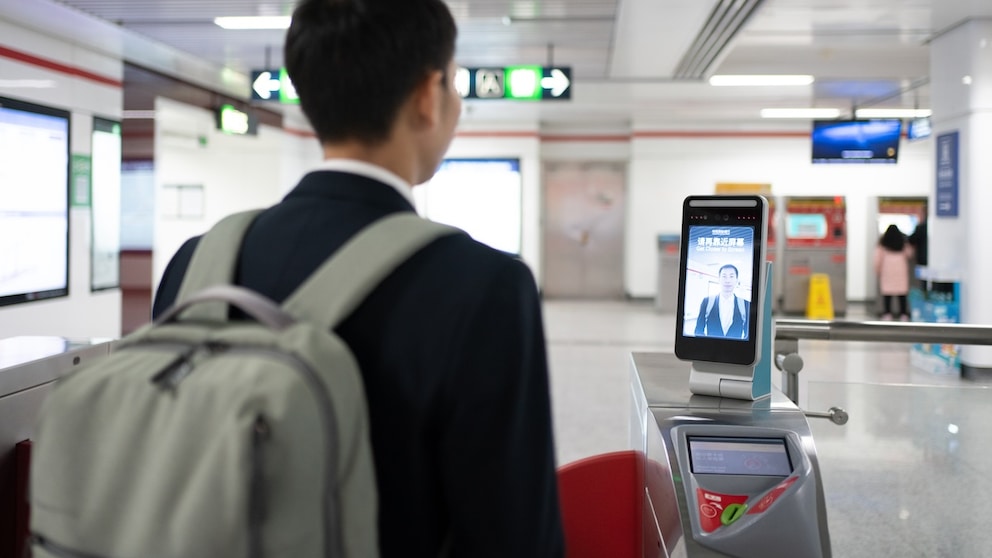Gesichtserkennung am Flughafen, Mann nutzt Journey Pass