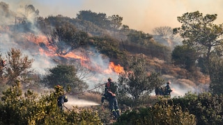 Feuerwehr beim Löschen eines Waldbrands auf Kreta
