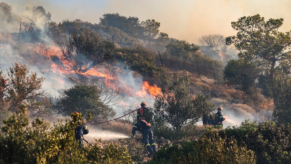 Feuerwehr beim Löschen eines Waldbrands auf Kreta