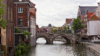 Mechelen mit Wasser und Brücke und Häuser