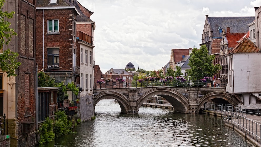 Mechelen mit Wasser und Brücke und Häuser