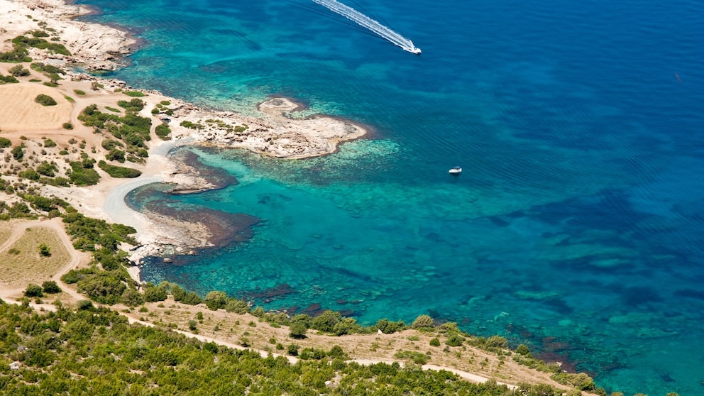 Der Strand auf dem Bild liegt in einem der Länder mit den saubersten Gewässern Europas