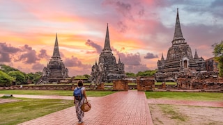 Thailand mit drei Türmen im Hintergrund