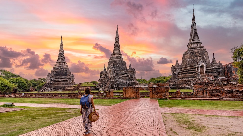 Thailand mit drei Türmen im Hintergrund