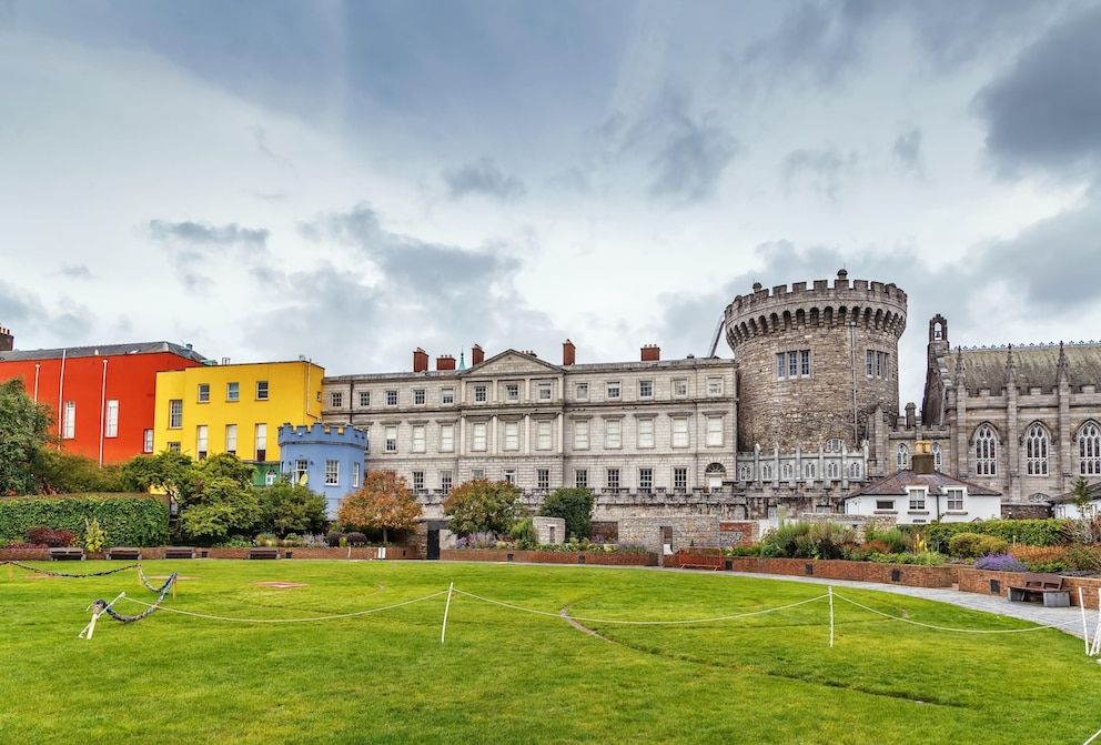 Blick vom Park aus auf den Geb&auml;udekomplex des Dublin Castle
