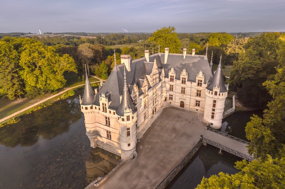 Blick von oben auf das L-f&ouml;rmige Schloss Azay-le-Rideau