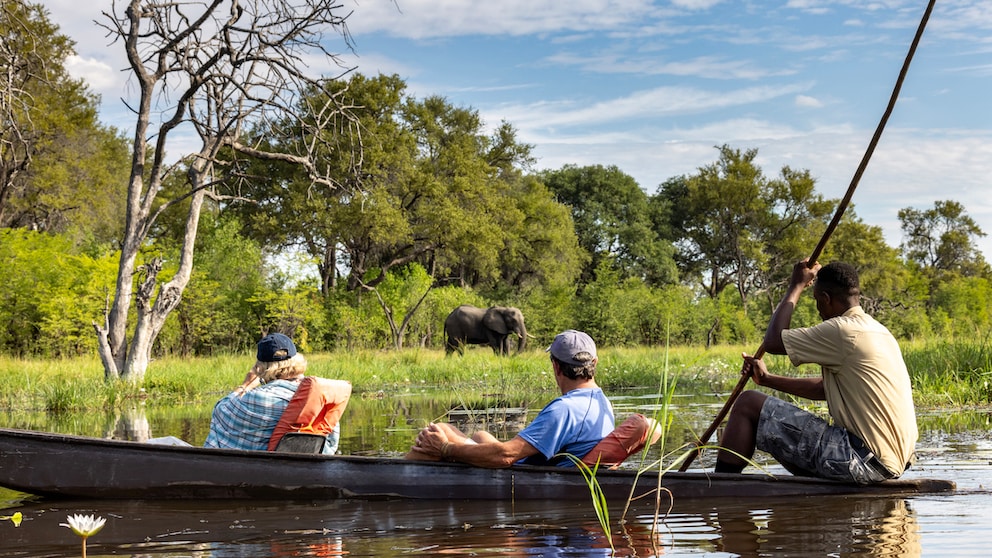 Touristen in Botswanas Okavango-Delta