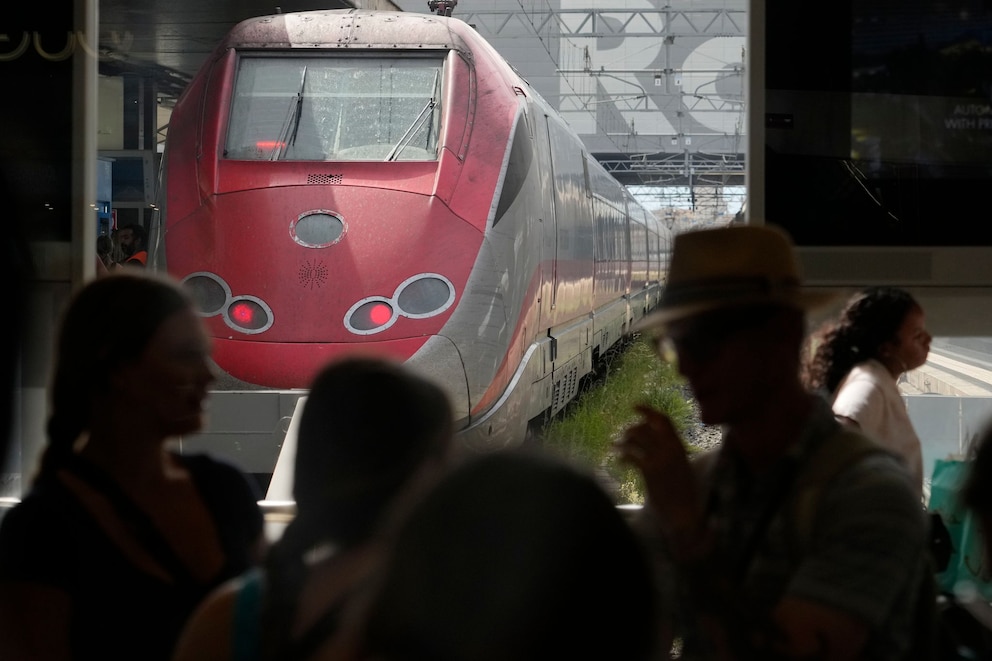 Fahrg&auml;ste warten im Hauptbahnhof von Rom auf ihre Z&uuml;ge