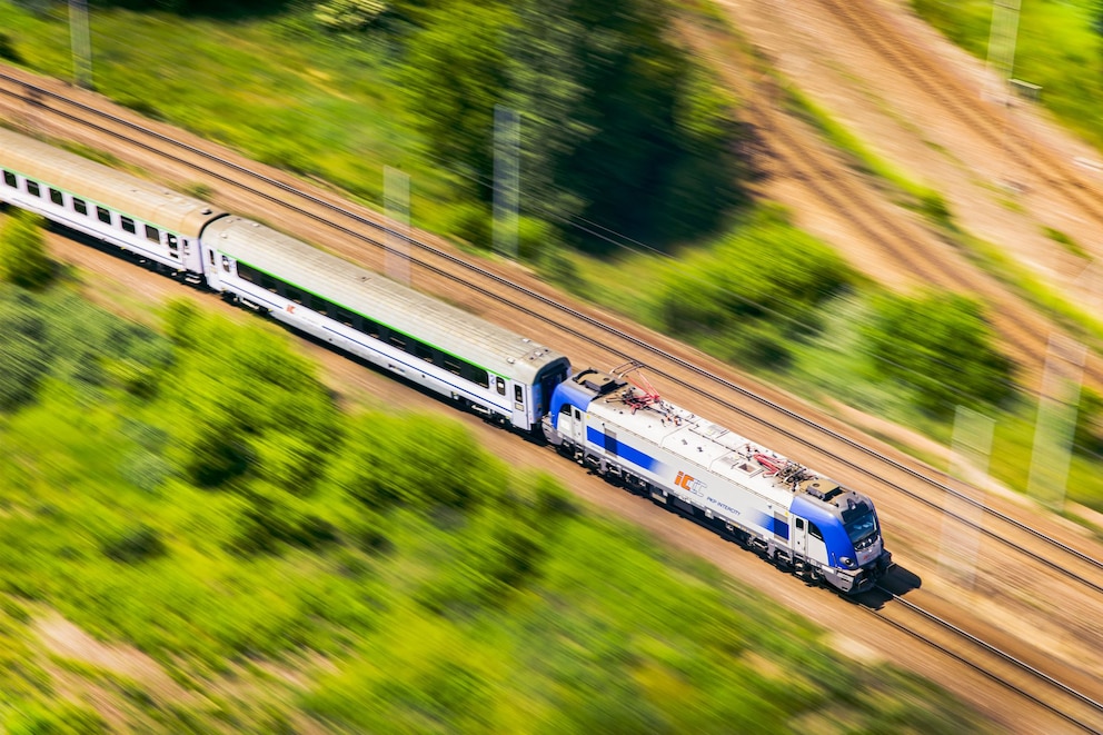 Eine polnischen Eisenbahn von PKP f&auml;hrt durch die Landschaft