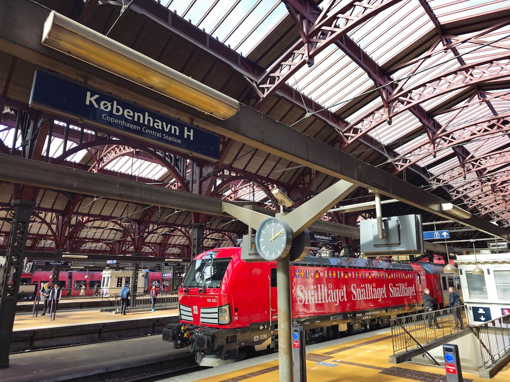 Ein Zug von Sn&auml;llt&aring;get steht am Bahnhof in Kopenhagen