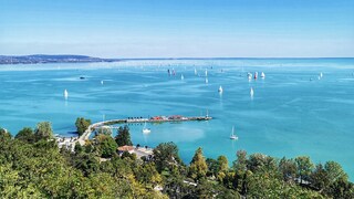 Der Balaton, auch Plattensee genannt, ist ein beliebtes Urlaubsziel
