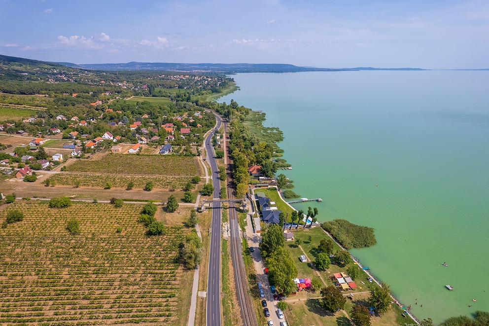 Wer es im Urlaub sportlicher mag, kann auch mit dem Rad am See entlang fahren