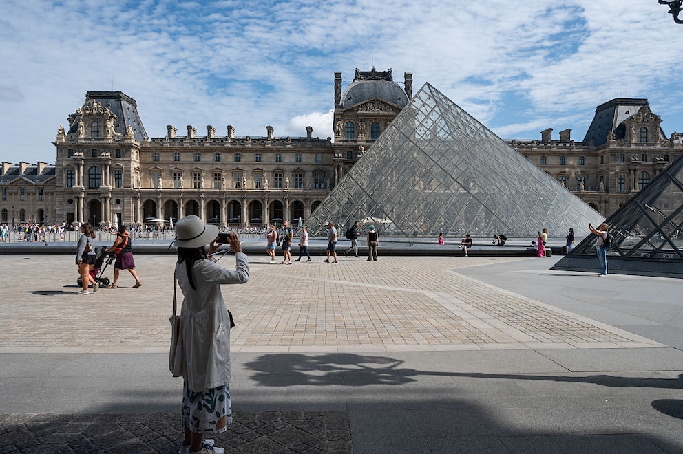 Der Louvre mit seiner Glaspyramide im Innenhof