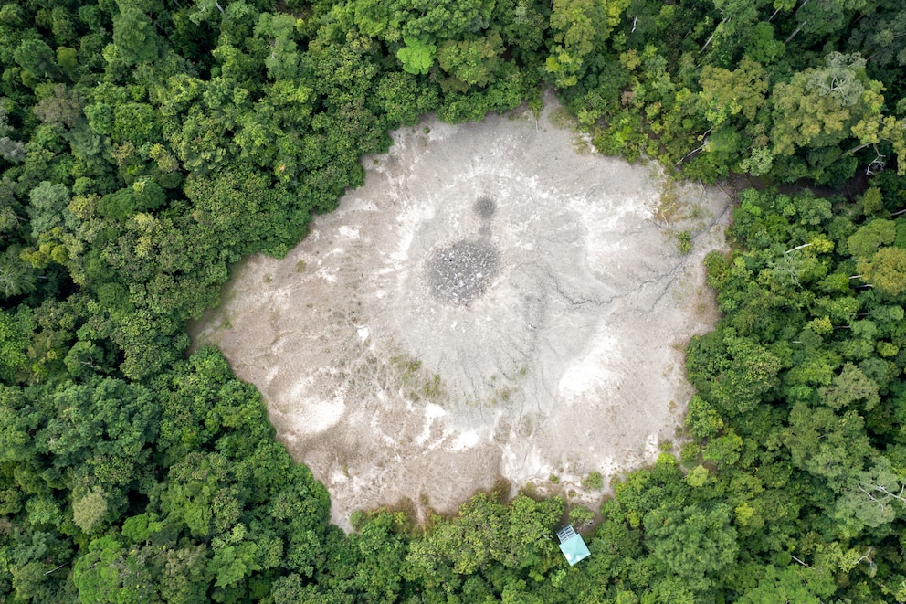 Aktiver Schlammvulkan im Tabin-Wildreservat auf Borneo