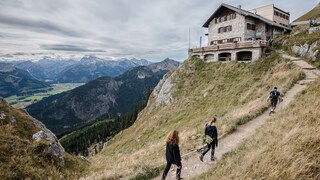 Hütte in Sicht: Doppelreservierungen sollten Wanderer unbedingt vermeiden – sie sind unfair gegenüber anderen Gästen und den Hüttenteams