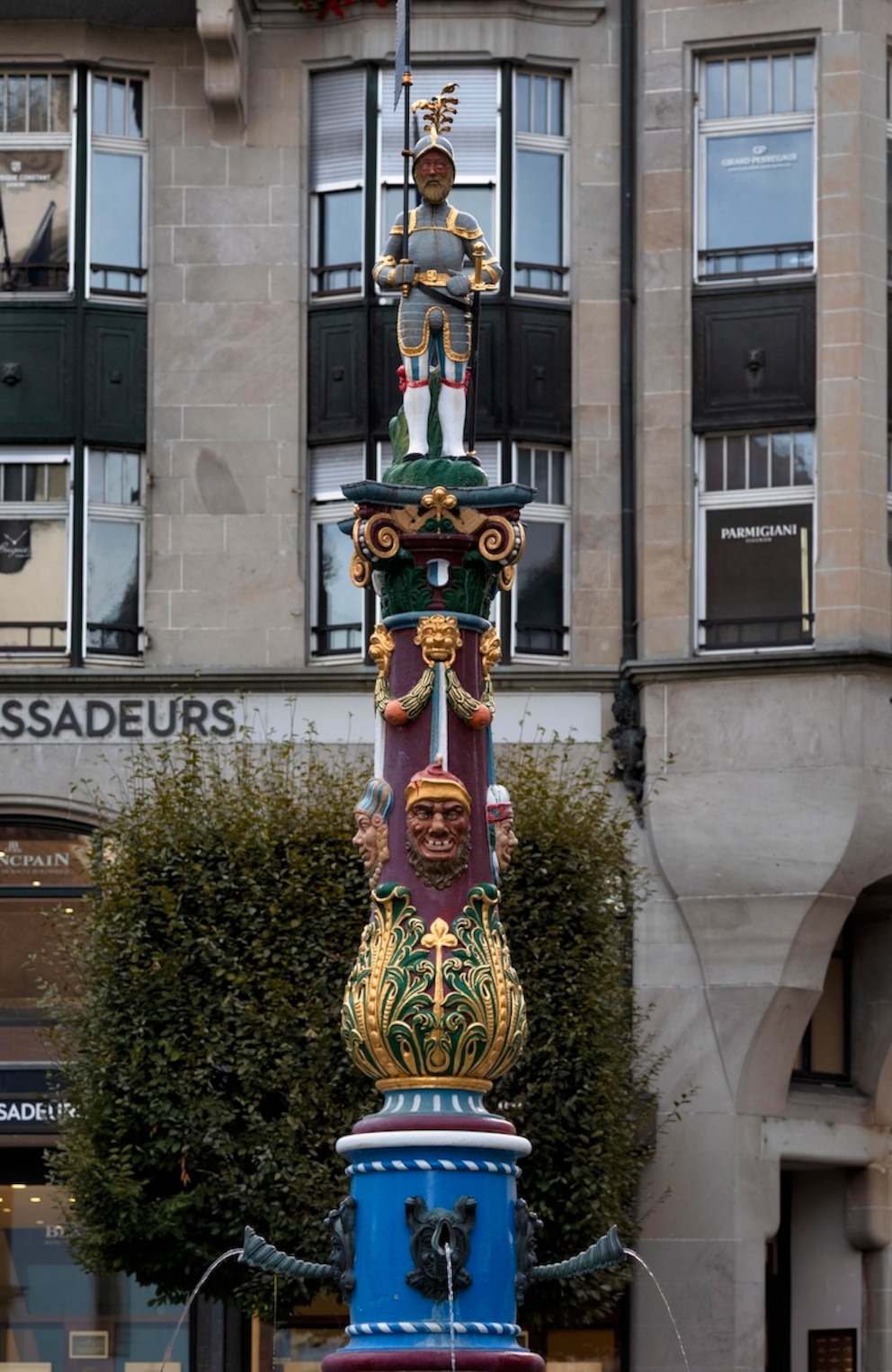 Der bunte Fritschibrunnen ist ein besonderer Hingucker in der Altstadt