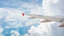 Flugzeug passiert Wolken und ruckelt