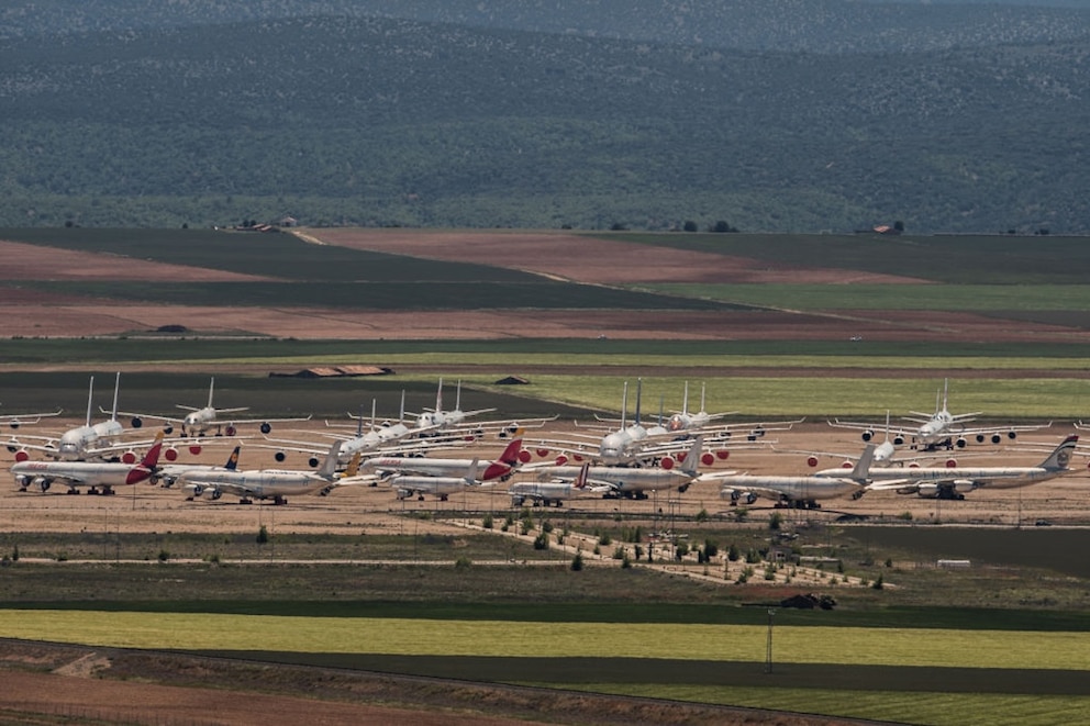 Dutzende Maschinen parken auf dem Flugzeug-Friedhof von Teruel