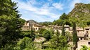 Das mittelalterliche Dorf Saint-Guilhem-le-D&eacute;sert liegt malerisch in der Landschaft von H&eacute;rault