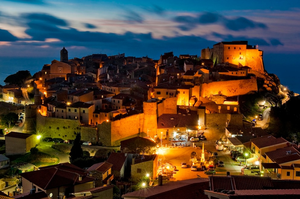 Abendstimmung im Dorf Giglio Castello