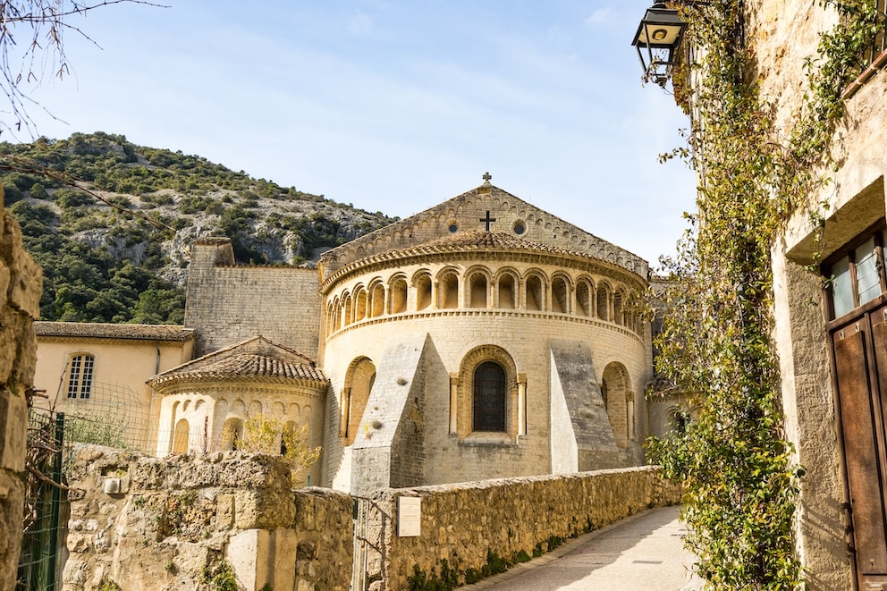Die Abtei Gellone ist ein Meisterwerk der romanischen Architektur und beliebtes Touristenziel im Dorf