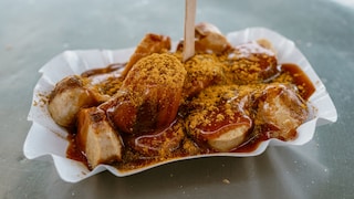 Die Currywurst gilt als Kult-Gericht, besonders unter Berlinern – jetzt erhebt Duisburg den Anspruch als wahrer Heimatort. Und das hat Gründe