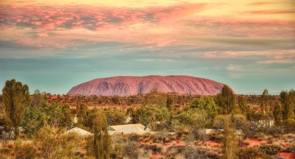 Der Uluru (auch: "Ayers Rock") ist ein roter Sandstein im australischen Outback und z&auml;hlt als Wahrzeichen des Kontinents und heiliger Ort der Ureinwohner