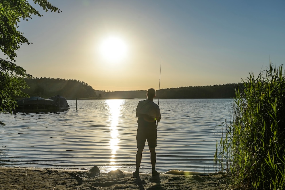Ein Angler in der Abendsonne am Lubussee