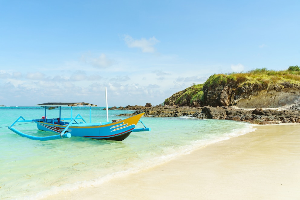 Traditionelles Boot am Strand von Lombok