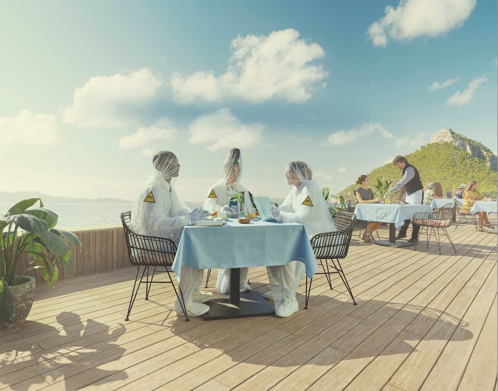 Wer nicht im Schutzanzug am Strand sitzen möchte, lässt sich am besten vor der Reise medizinisch beraten – etwa zu vorbeugenden Maßnahmen