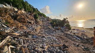 Trümmerhafen an Balis beliebten Surfstrand Bingin Beach