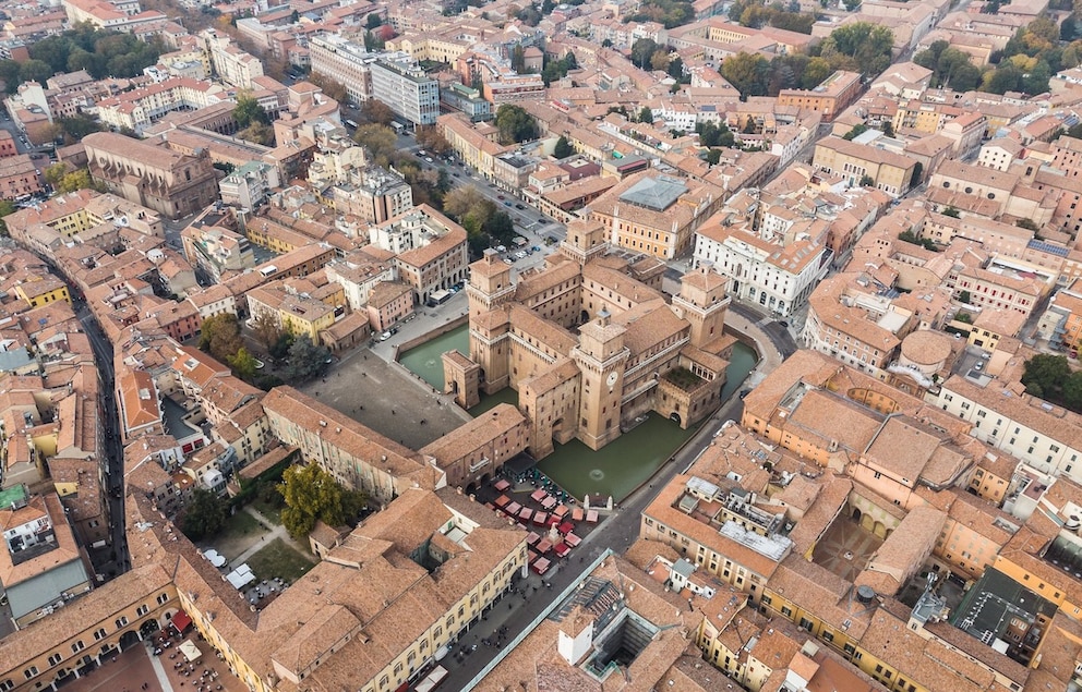 Blick von oben auf das Castello Estense in Ferrara