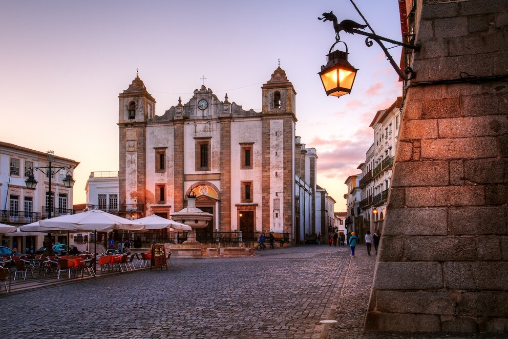 Evening mood on the central square in Évora