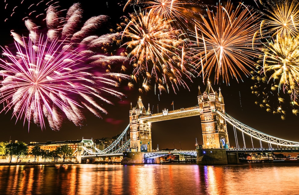 Am London Eye erhellt das Feuerwerk den Himmel &uuml;ber der Themse &ndash; G&auml;nsehaut garantiert